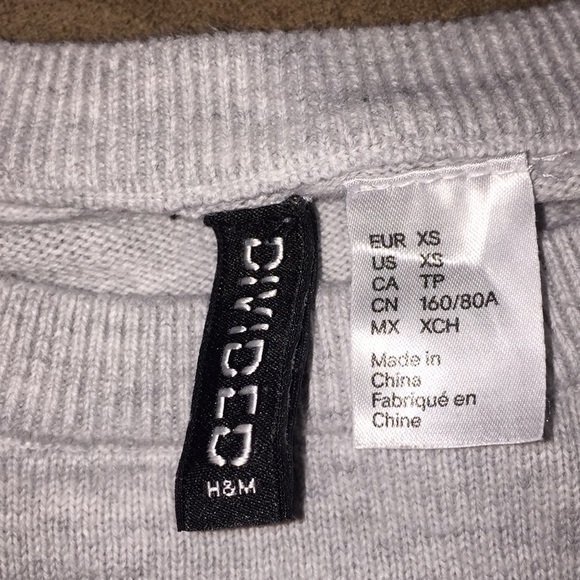 A long sleeve gray shirt - Picture 2 of 2